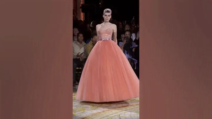 unusual show at Viktor and Rolf Spring-summer 2023 Couture show 🔥