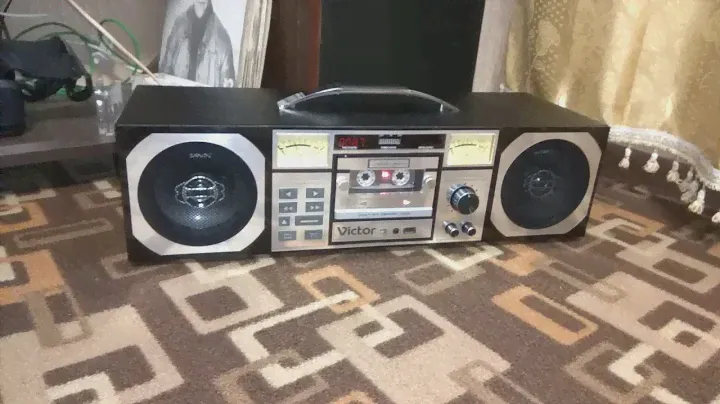 Victor cassette boombox
