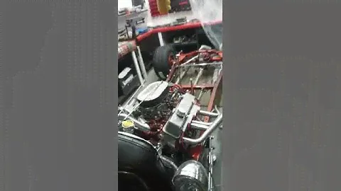 Nuestro compañero Víctor del club la hojalata presentando un hot rod
