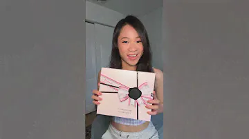 Reviewing Viktor & Rolf Flower Bomb Package 💗 #elinahsiung #viktorandrolf #flowerbomb #perfume #fyp